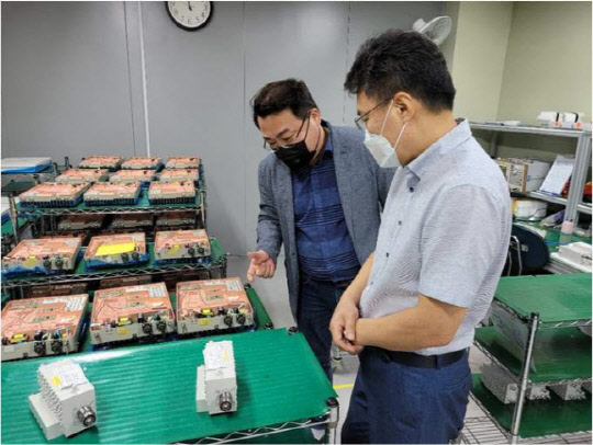 이재복(왼쪽) 이랑텍 대표가 삼성전자 스마트공장지원센터 관계자에게 RF 스마트필터 제작과정을 설명하고 있다.    이랑텍 제공